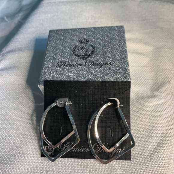 Pristine Pair of Premier Designs Earrings - Picture 2 of 2